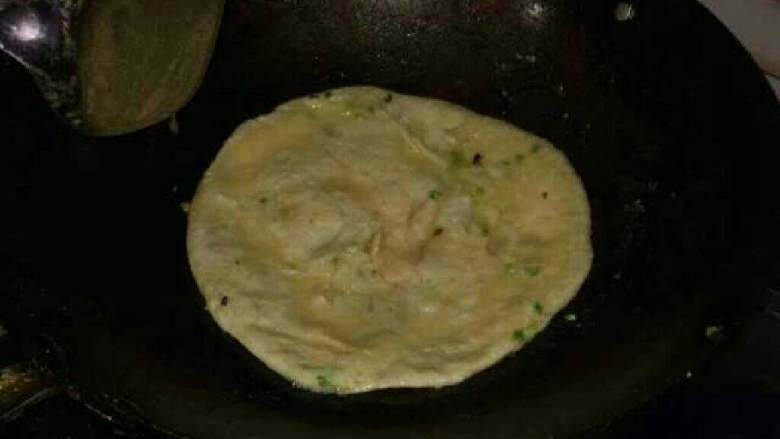 葱香炕饼,客家柴火灶烧热,锅里先抹一层山茶油(使饼不易粘锅),一分钟后放入葱饼,慢慢炕至焦黄并翻面炕熟即可。