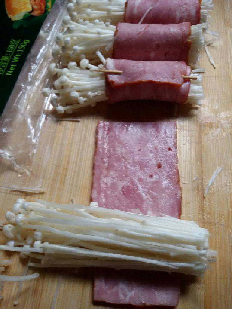 炮竹报喜---培根金针菇卷,<a style='color:red;display:inline-block;' href='/shicai/ 234'>金针菇</a>洗净，沥干水分，切去根部，<a style='color:red;display:inline-block;' href='/shicai/ 443'>培根</a>一切为二。取适量<a style='color:red;display:inline-block;' href='/shicai/ 234'>金针菇</a>用<a style='color:red;display:inline-block;' href='/shicai/ 443'>培根</a>卷起，拿牙签固定。