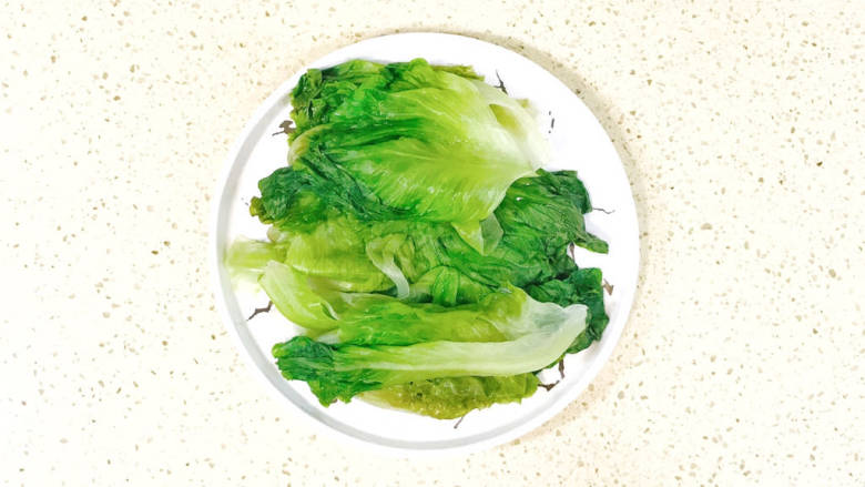 香菇炒生菜,控干水分,摆盘