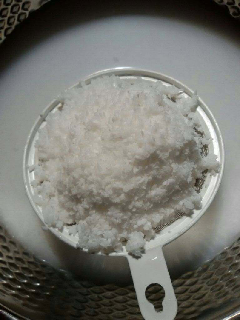 椰子肉焖饭,把其中一份椰子肉丁加适量清水放入豆浆机按果汁键,过滤留汁。