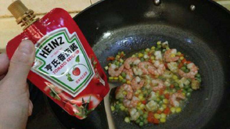 番茄酱菠萝饭,翻炒几下后兑水,再加入1匙<a style='color:red;display:inline-block;' href='/shicai/ 130422'>亨氏番茄酱</a>。