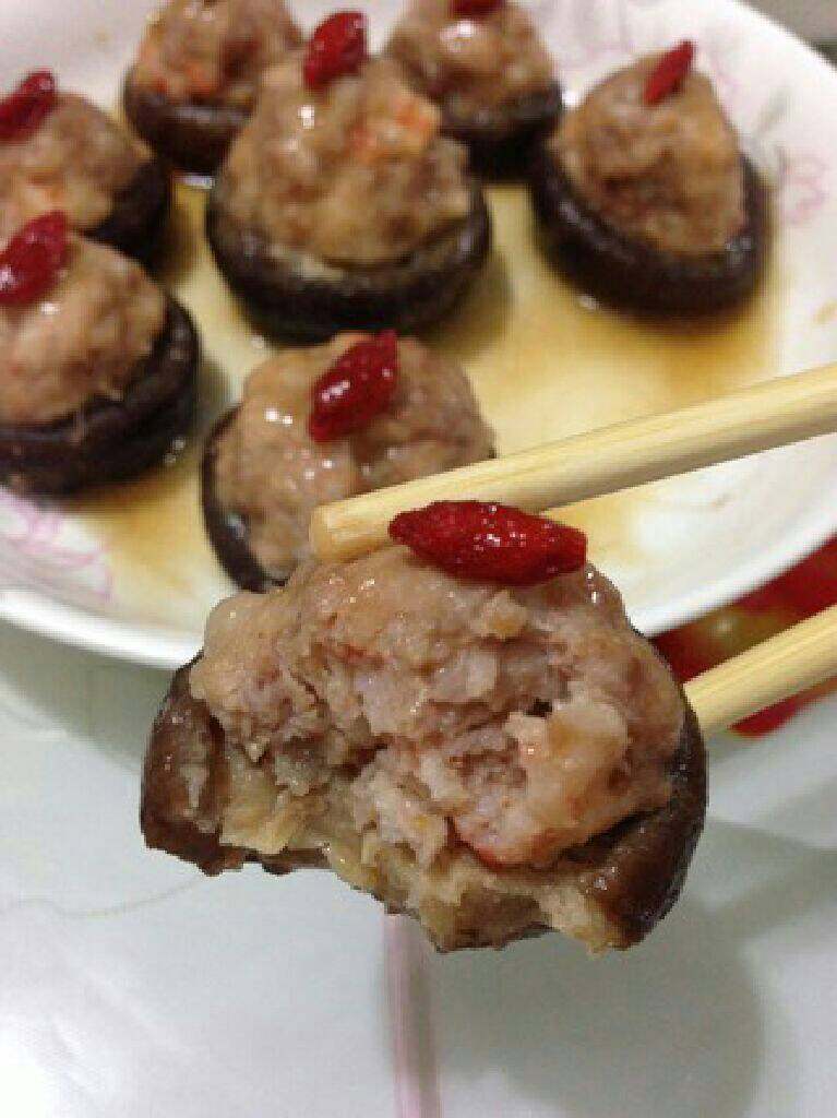 香菇虾肉盒,香浓的香菇味加上鲜美的虾肉和猪肉,一口咬下去,无论是口感还是味道,一个字:好!