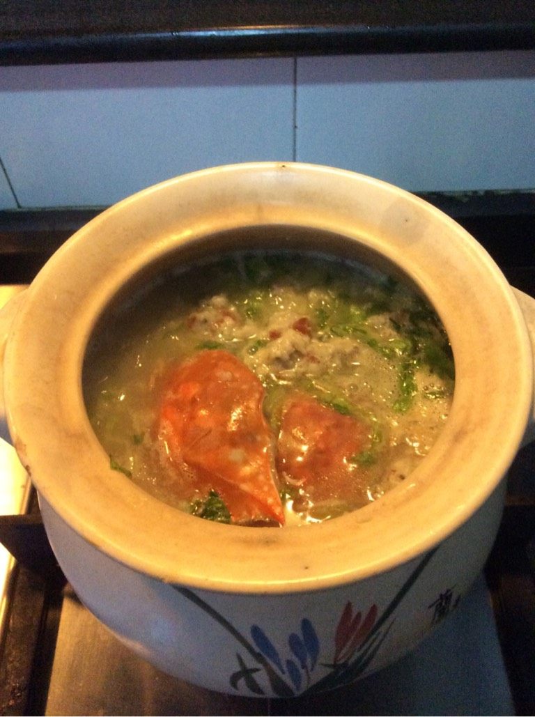 花蟹鱼滑生菜粥,粥煲好后，放鱼滑（将鱼滑用筷子夹成一小块一小块的）然后放花蟹，煮开后才放姜丝和生菜。香喷喷的花蟹粥出炉啦