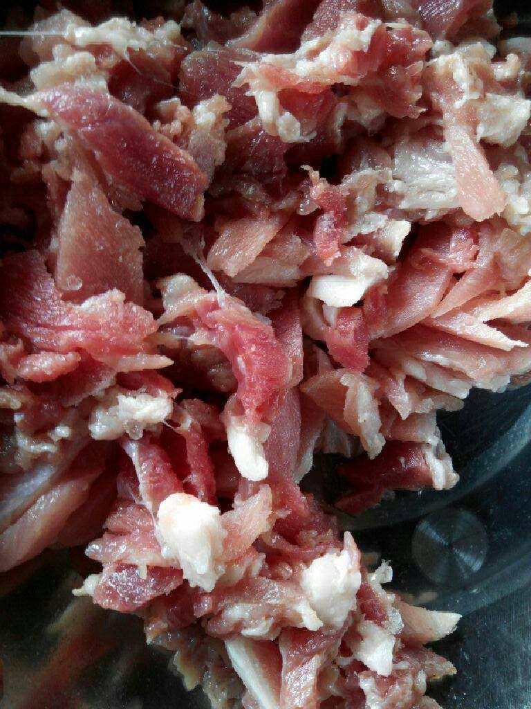 四川滑肉,把<a style='color:red;display:inline-block;' href='/shicai/ 429'>瘦肉</a>切成丝