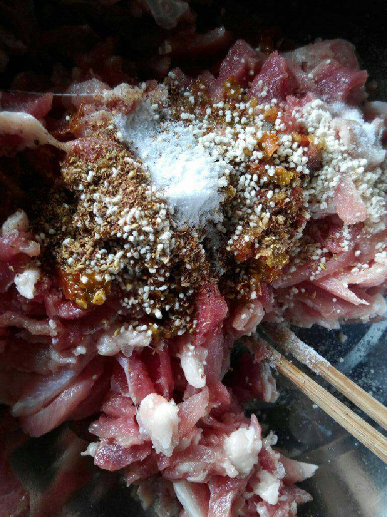 四川滑肉,把肉放入盆里，倒入适量的盐，味精，<a style='color:red;display:inline-block;' href='/shicai/ 10404'>花椒面</a>，<a style='color:red;display:inline-block;' href='/shicai/ 692'>酱油</a>