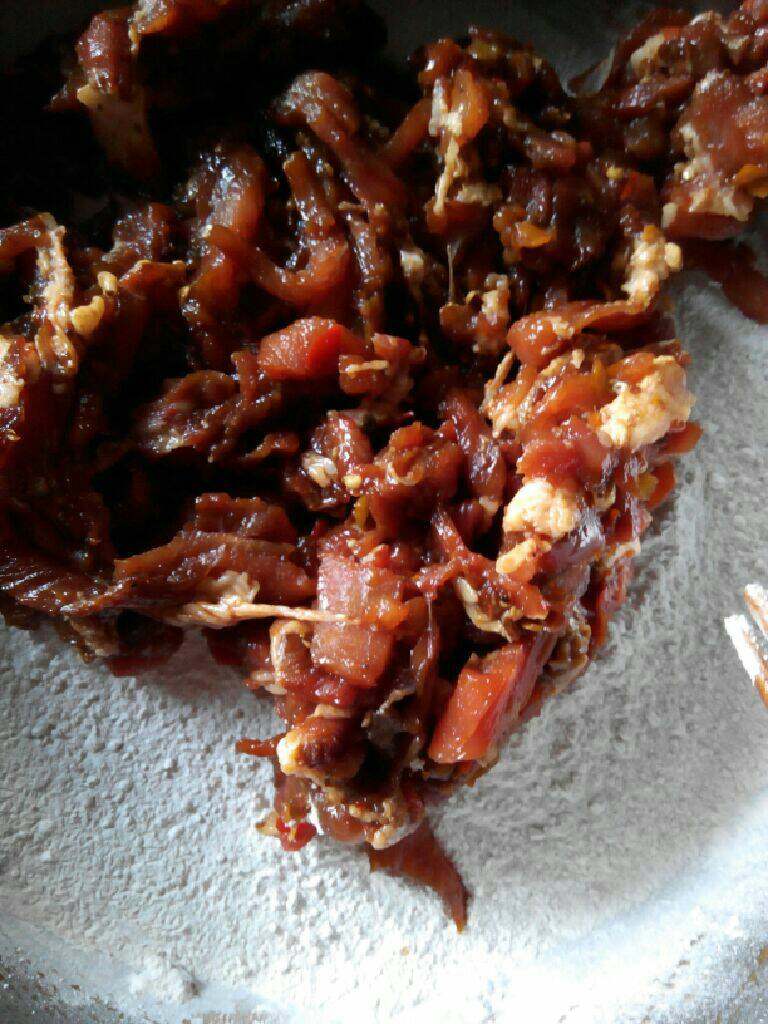 四川滑肉,把<a style='color:red;display:inline-block;' href='/shicai/ 8780'>红薯粉</a>倒入盆里，把腌制好的肉丝放入盆里