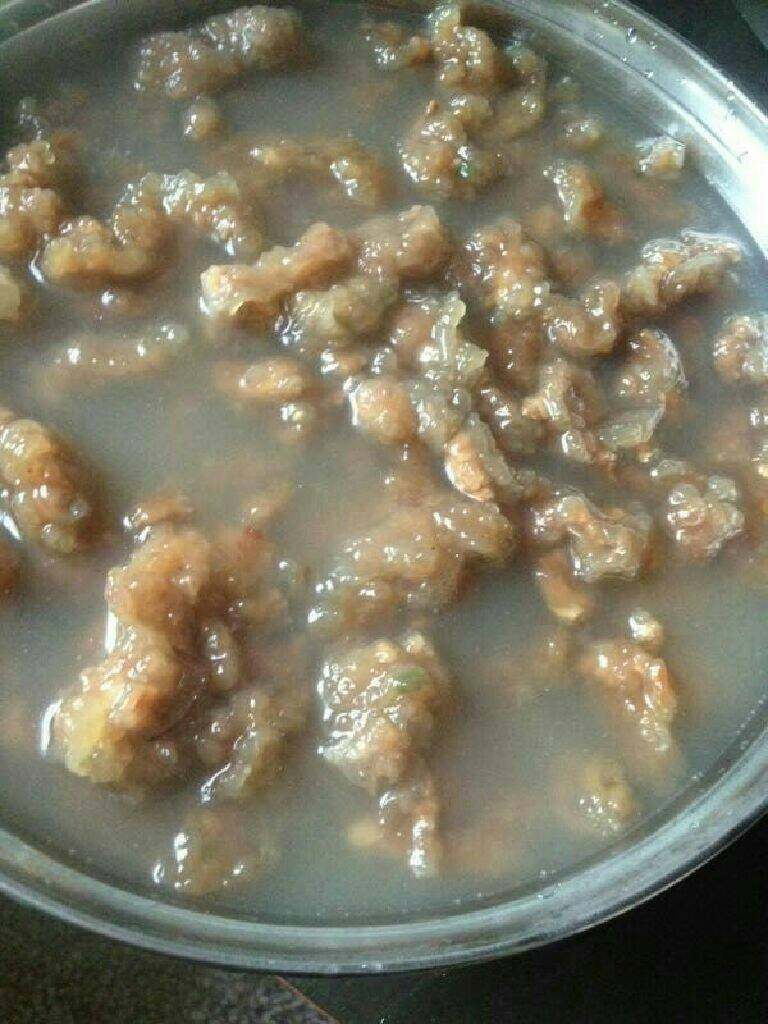 四川滑肉,锅里放入适量的水烧开，用勺子把调好的红薯粉挖到锅里面，煮熟即可 