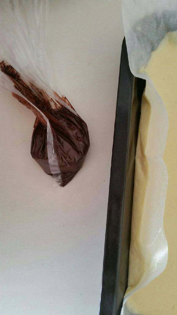 千叶纹蛋糕卷,混合好的可可蛋糕糊,放入裱花袋内备用(或简易食品袋)