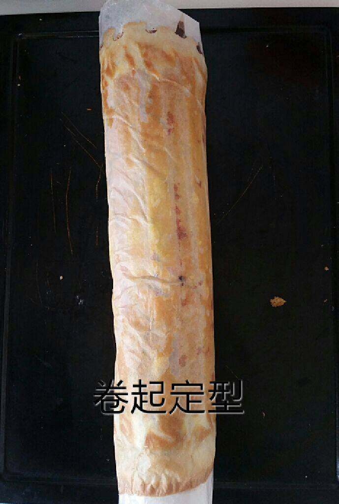 千叶纹蛋糕卷,借助擀面杖将蛋糕卷起,卷好后定型10分钟