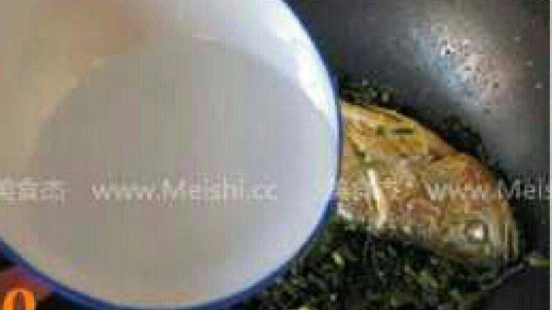 雪菜烧黄鱼,再倒入清水,大火烧开,转中小火煮至汤汁微干即可(锅不够大,就将煎好的鱼盛出,然后另起锅倒油,爆香葱姜蒜末、红椒、雪里蕻末,再放入 鱼和调料煮熟)