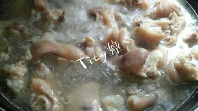 懒人版(卤猪蹄),如图，猪蹄再次加清水煮开一下，或者直接放入高压锅煮开。