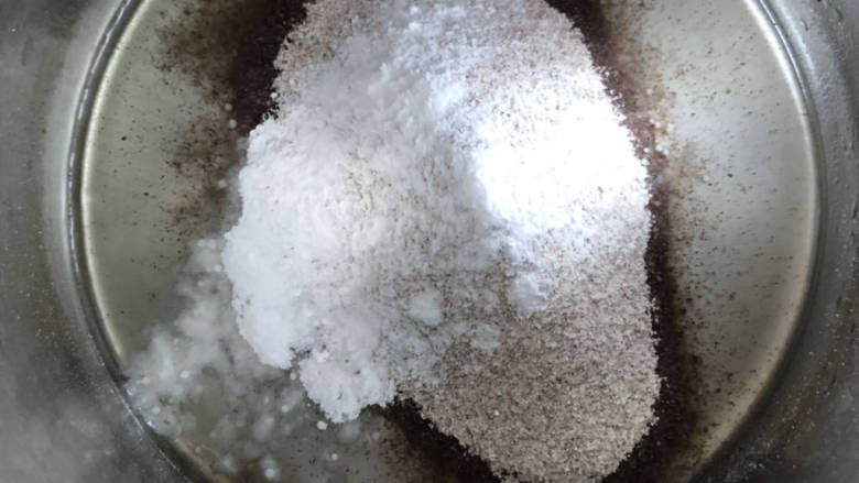 全麦无糖酸奶戚风,微微冒泡后取出,过筛加入粉类。