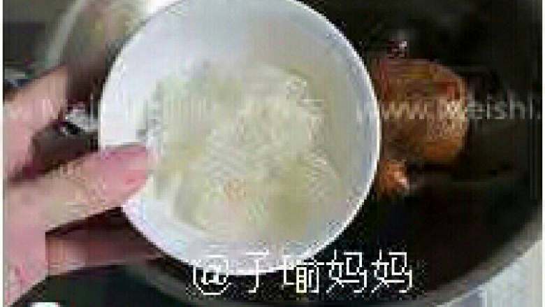 江南卤鸭,汤汁煮至小半时,加入<a style='color:red;display:inline-block;' href='/shicai/ 866'>冰糖</a>,继续小火炖煮,每过几分钟,将汤汁舀起淋在鸭上,直至汤汁稀少而粘稠,撒上点味精(实际上我没放)