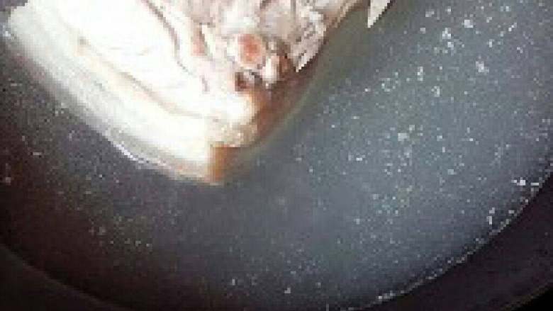 脆皮烧肉,我用的是电磁炉,选用火锅程序中火煮至7成熟。