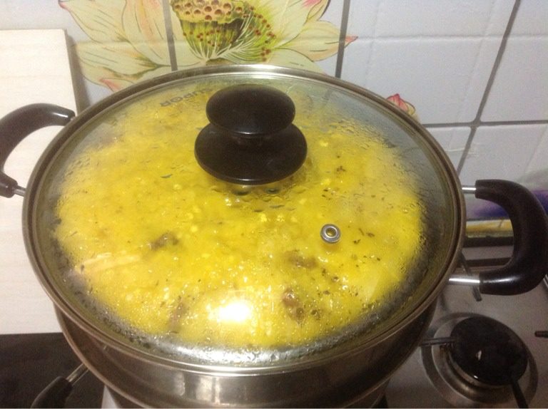营养,美味南瓜发糕,7、直接将发酵好的面盆放入蒸锅,蒸30分钟。