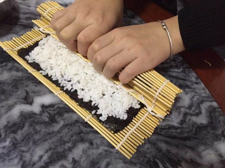 最简寿司,把蔬菜条什么的放在中间位置，卷的时候尽量压紧点