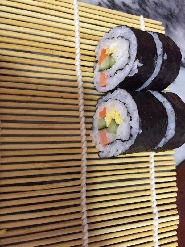 最简寿司,切的时候刀要湿润一下才不会粘唸