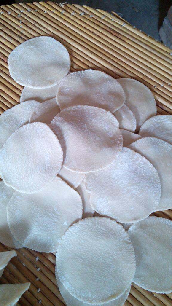 猪肉白菜饺子,在盆里放<a style='color:red;display:inline-block;' href='/shicai/ 519'>面粉</a>  兑水拌面  把面搓成长条  切成小丁 赶饺子皮  