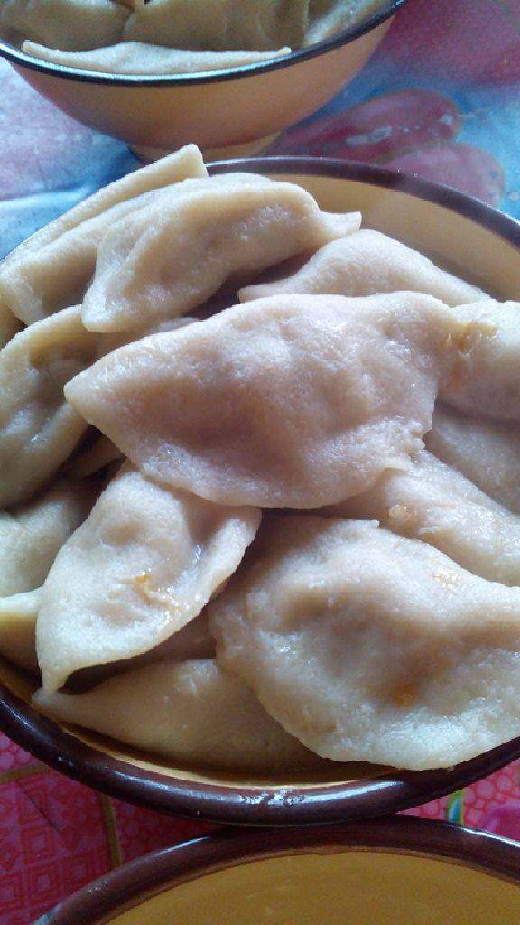 猪肉白菜饺子,下锅煮  水开后锅里兑点凉水继续煮反复三次饺子就熟啦