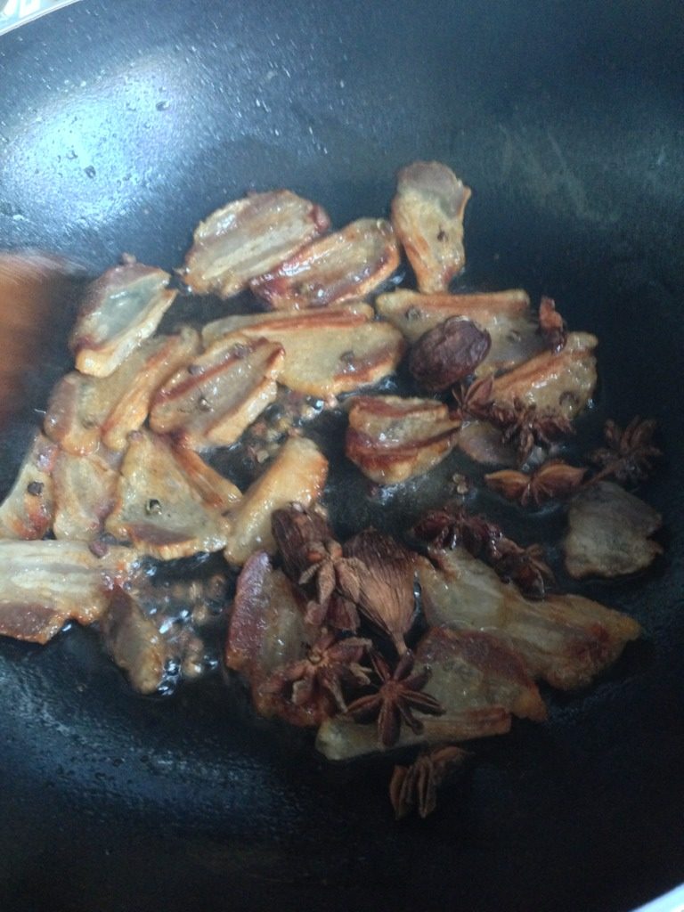 岜夯鸡,蕃茄切片，同<a style='color:red;display:inline-block;' href='/shicai/ 3361'>酸菜</a>，<a style='color:red;display:inline-block;' href='/shicai/ 125'>芹菜</a>，包心菜一同下锅，煮涨。