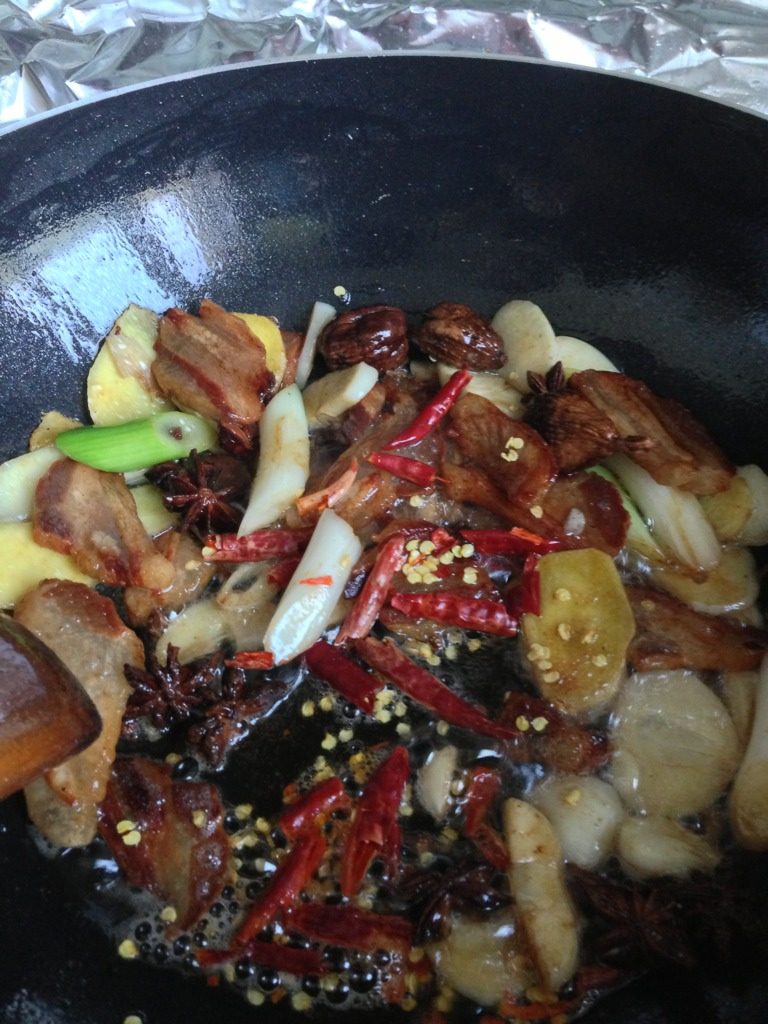 岜夯鸡,<a style='color:red;display:inline-block;' href='/shicai/ 94'>鸡肉</a>切块，放<a style='color:red;display:inline-block;' href='/shicai/ 718'>料酒</a>，水淀粉，盐，同<a style='color:red;display:inline-block;' href='/shicai/ 3250'>葱</a>姜一同搅拌腌制15分钟。