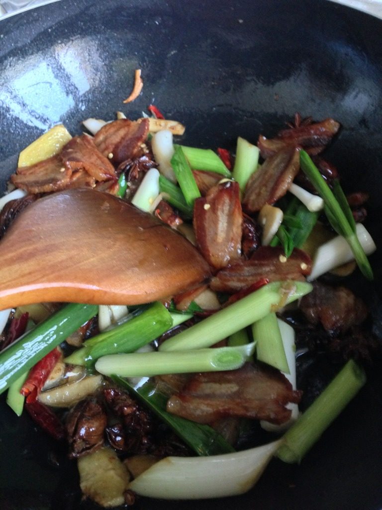 岜夯鸡,此时，酸汤锅里汤水滚开，即可下鸡汆食。汤锅里放盐和鸡精调味，依个人口味可放置4片柠檬。