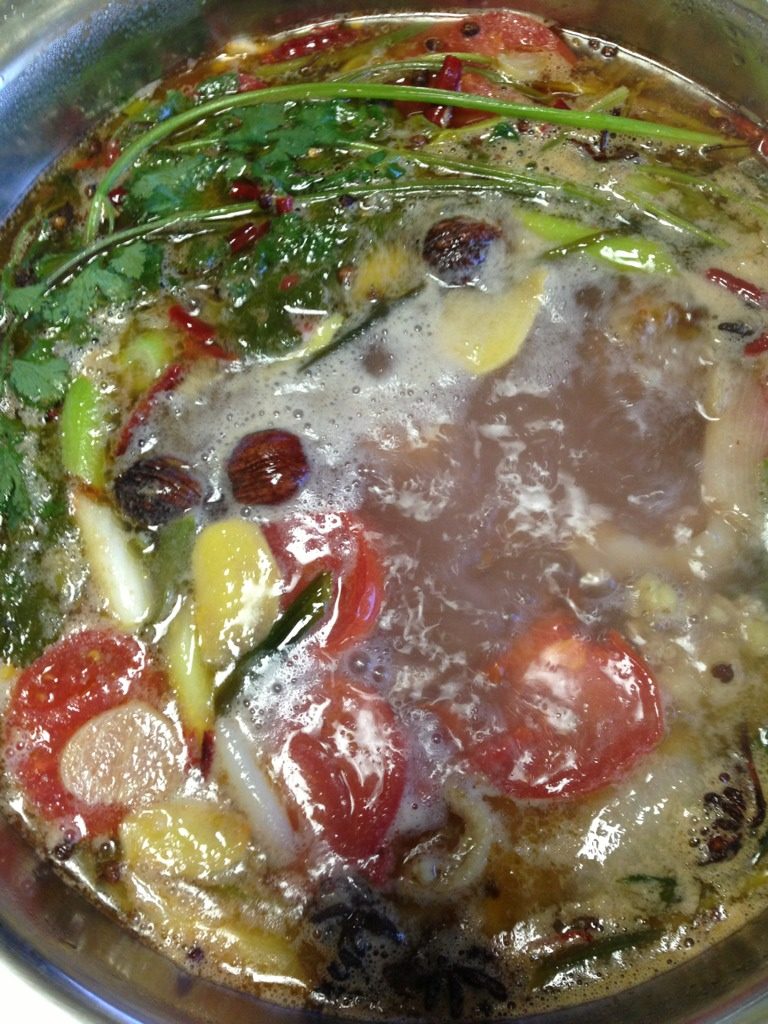 岜夯鸡,汤水酸辣爽口，鸡肉鲜嫩爽滑，配上沾碟，丝丝入味。