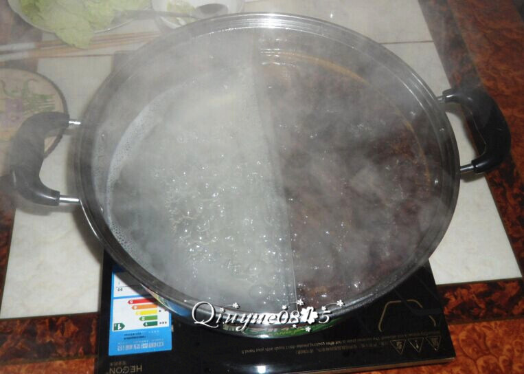 家庭火锅,自制的鸳鸯火锅：清汤+辣汤