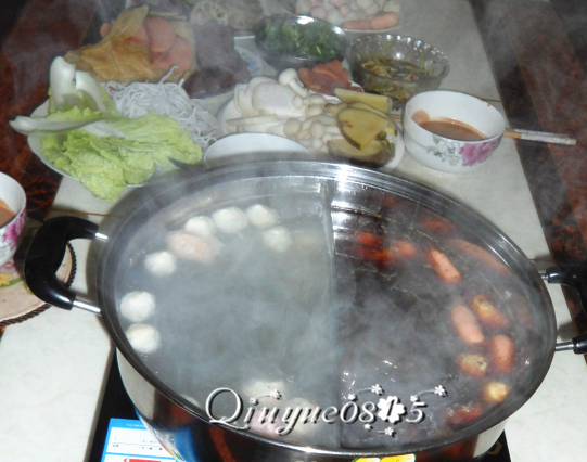 家庭火锅,把鱼丸等需要长时间煮的食材先放进去