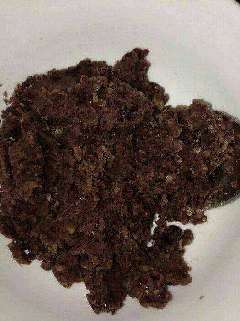 金色南瓜饼,准备红豆沙,超市有卖,也可以自己做,红豆加水1:3比例放高压锅里煮40分钟取出放料理机打泥。