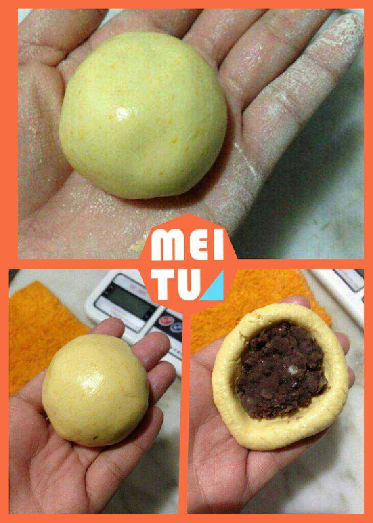 金色南瓜饼,取一份南瓜面团压扁成中间厚四周薄的面饼,取一份豆沙球放在中间包起来;整形,收口朝下