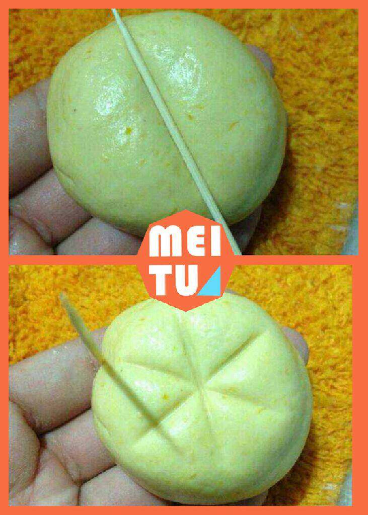 金色南瓜饼,用牙签压出线条成南瓜样;