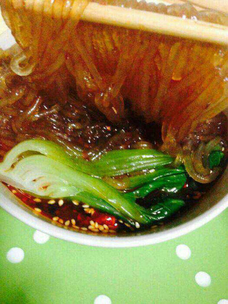 【原创】美味酸辣粉,<a style='color:red;display:inline-block;' href='/shicai/ 3517'>青菜</a>煮熟，放入。可加一点<a style='color:red;display:inline-block;' href='/shicai/ 131'>香菜</a>。很好吃的