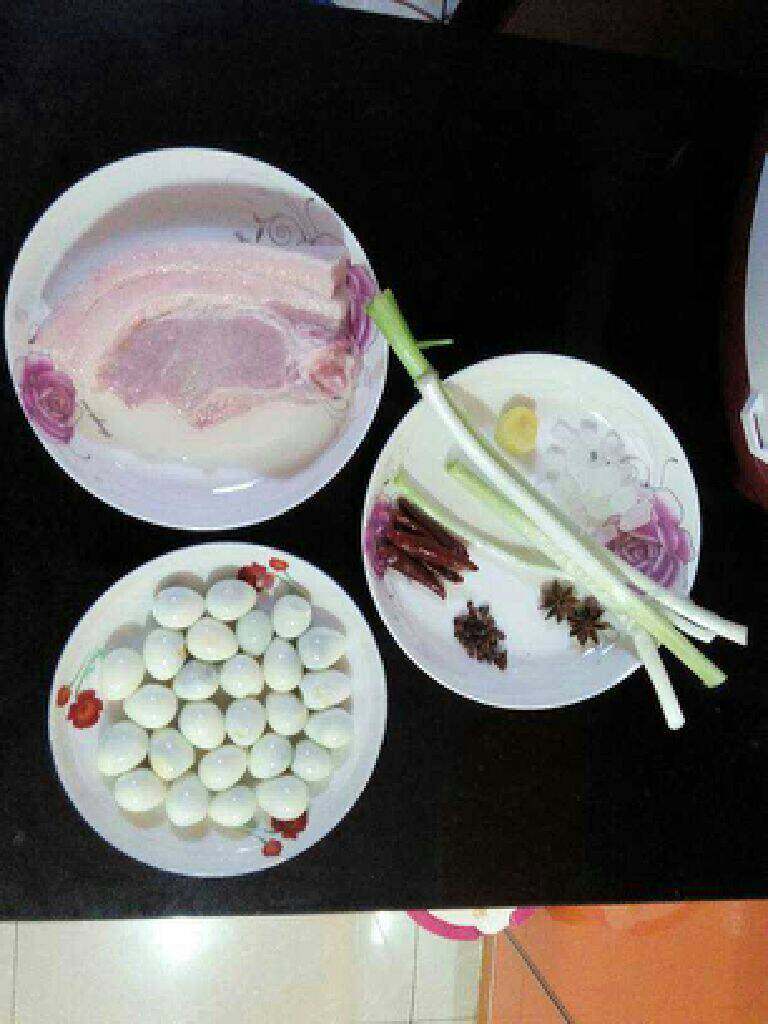 鹌鹑蛋红烧肉,<a style='color:red;display:inline-block;' href='/shicai/ 12'>鹌鹑蛋</a>洗净后,煮开。去掉外皮备用。