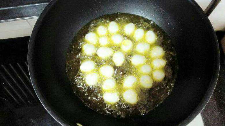 鹌鹑蛋红烧肉,锅烧热油,倒入鹌鹑蛋炸至金黄色捞起