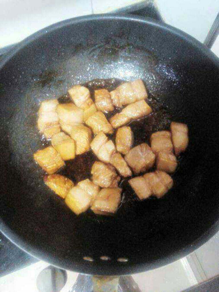 鹌鹑蛋红烧肉,锅中倒入肉块，不停的翻炒至出油，加入<a style='color:red;display:inline-block;' href='/shicai/ 695'>八角</a>，<a style='color:red;display:inline-block;' href='/shicai/ 710'>桂皮</a>，<a style='color:red;display:inline-block;' href='/shicai/ 700'>花椒</a>，<a style='color:red;display:inline-block;' href='/shicai/ 86474'>干辣椒</a>