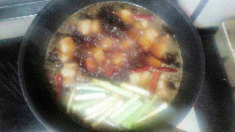 鹌鹑蛋红烧肉,倒入老抽和生抽，<a style='color:red;display:inline-block;' href='/shicai/ 3250'>葱</a>片，<a style='color:red;display:inline-block;' href='/shicai/ 37'>姜</a>段，加入满满的水