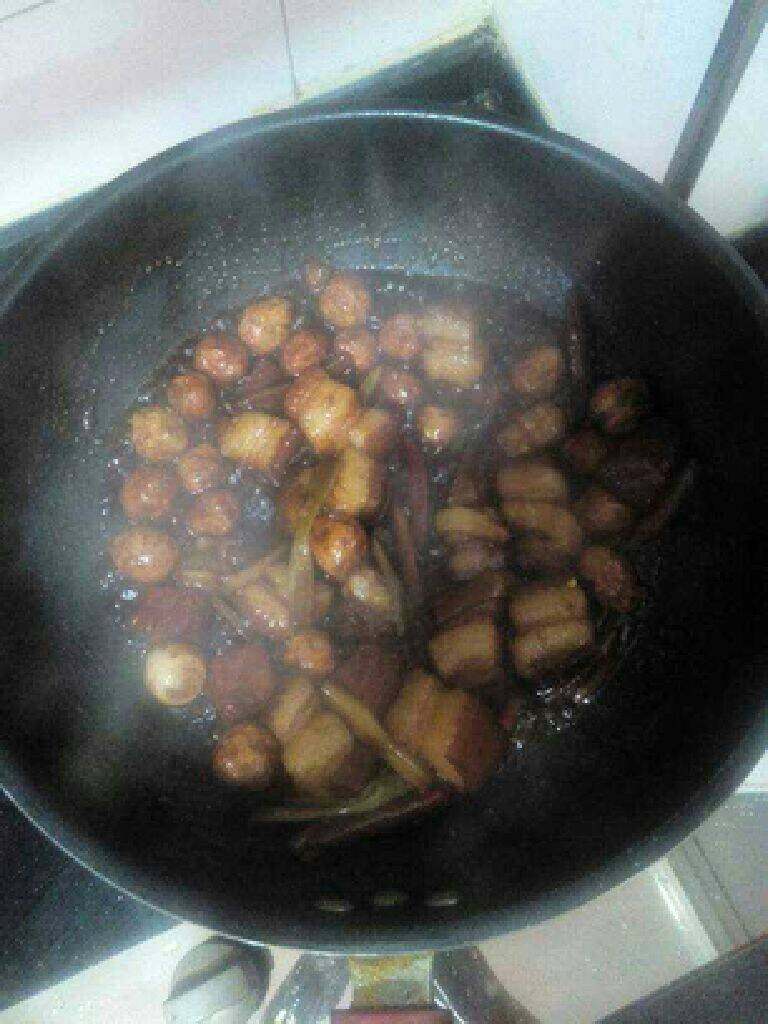 鹌鹑蛋红烧肉,中火煮至30分钟,捡去八角,桂皮,花椒,干辣椒出来,倒入鹌鹑蛋,继续煮至收汁即可。