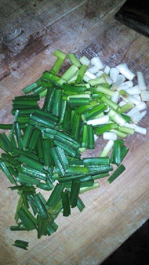 蒜苗炒腊肠,把<a style='color:red;display:inline-block;' href='/shicai/ 3349'>蒜苗</a>洗净切段