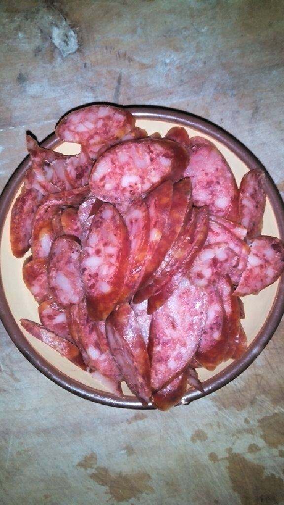 蒜苗炒腊肠,<a style='color:red;display:inline-block;' href='/shicai/ 4536'>腊肠</a>斜着切薄片