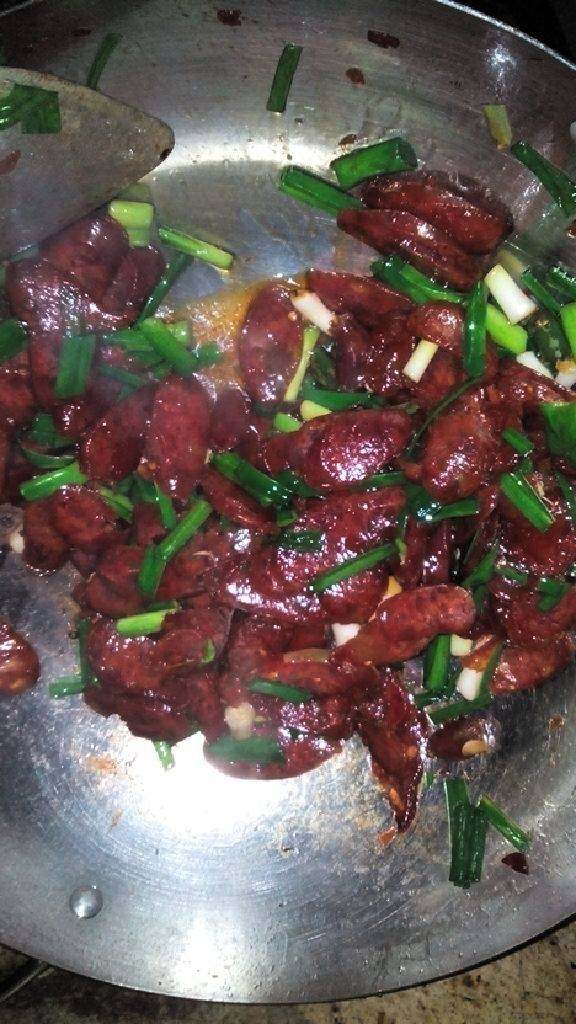 蒜苗炒腊肠,待腊肉炒熟后放入蒜苗翻炒  一分钟后放少许盐  调料  鸡精翻炒均匀即可出锅