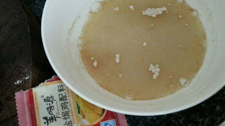 懒人版盐焗鸡翅,把盐焗粉加入 一汤匙食盐调成水倒入平底锅,