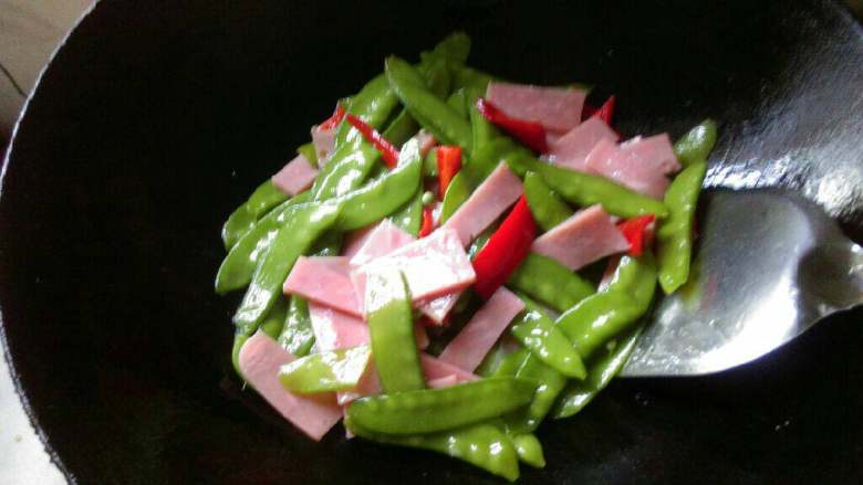 荷兰豆炒火腿,再将火腿放入锅中加少许<a style='color:red;display:inline-block;' href='/shicai/ 756'>鸡精</a>同炒片刻,即可出锅。XiH