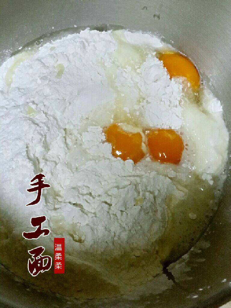 手工鸡蛋面,说走材料混合。