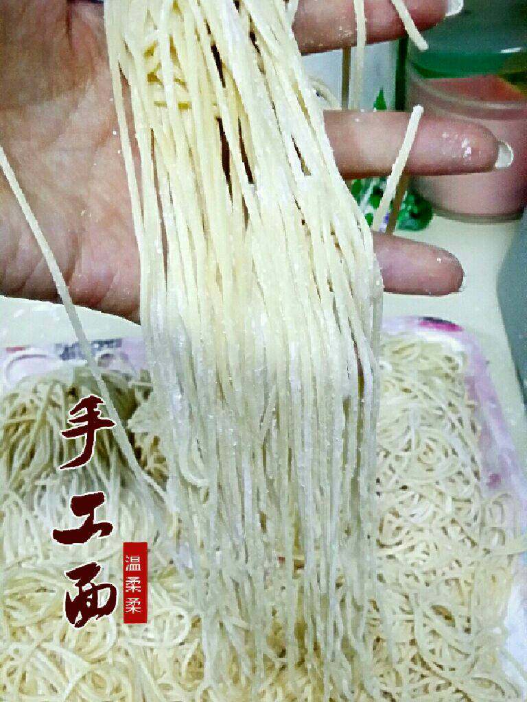 手工鸡蛋面,做好的面可直接下锅,也可晒干收藏。