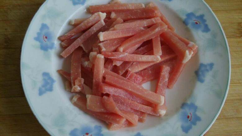 糖醋里脊,<a style='color:red;display:inline-block;' href='/shicai/ 4430'>里脊肉</a>洗净切细条,放入少许盐和料酒腌10分钟