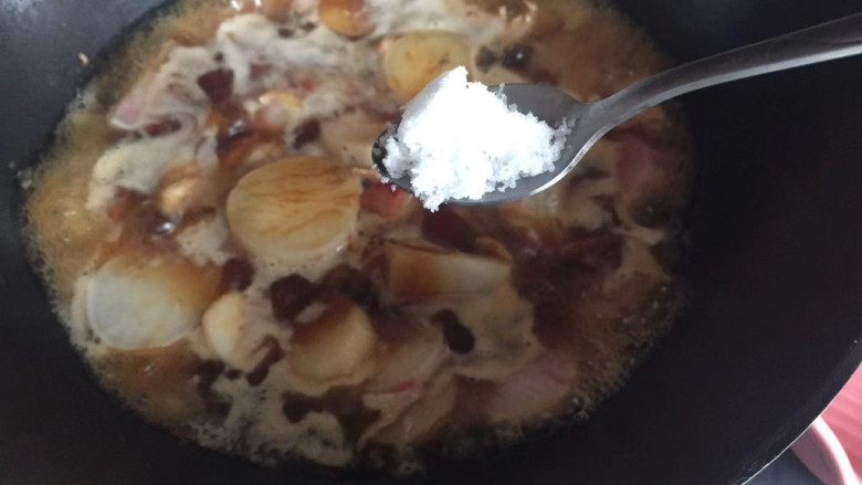 白萝卜炖猪肉,来一小勺白<a style='color:red;display:inline-block;' href='/shicai/ 10588'>糖</a>(也可以不加)盖上盖焖煮入味