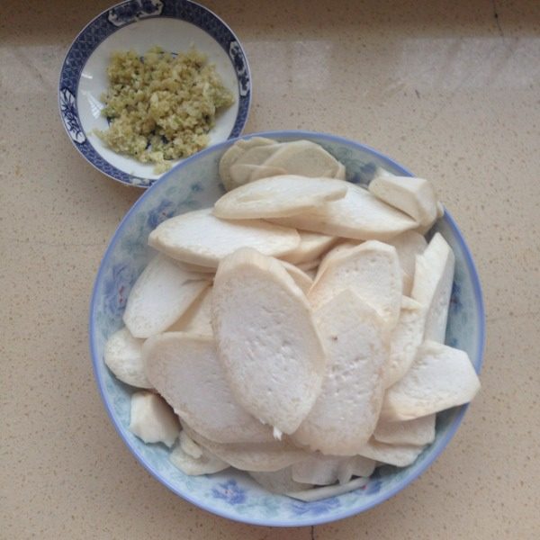酱炒鸡腿菇,蒜切蒜末，<a style='color:red;display:inline-block;' href='/shicai/ 256'>鸡腿菇</a>切片，<a style='color:red;display:inline-block;' href='/shicai/ 131'>香菜</a>切末