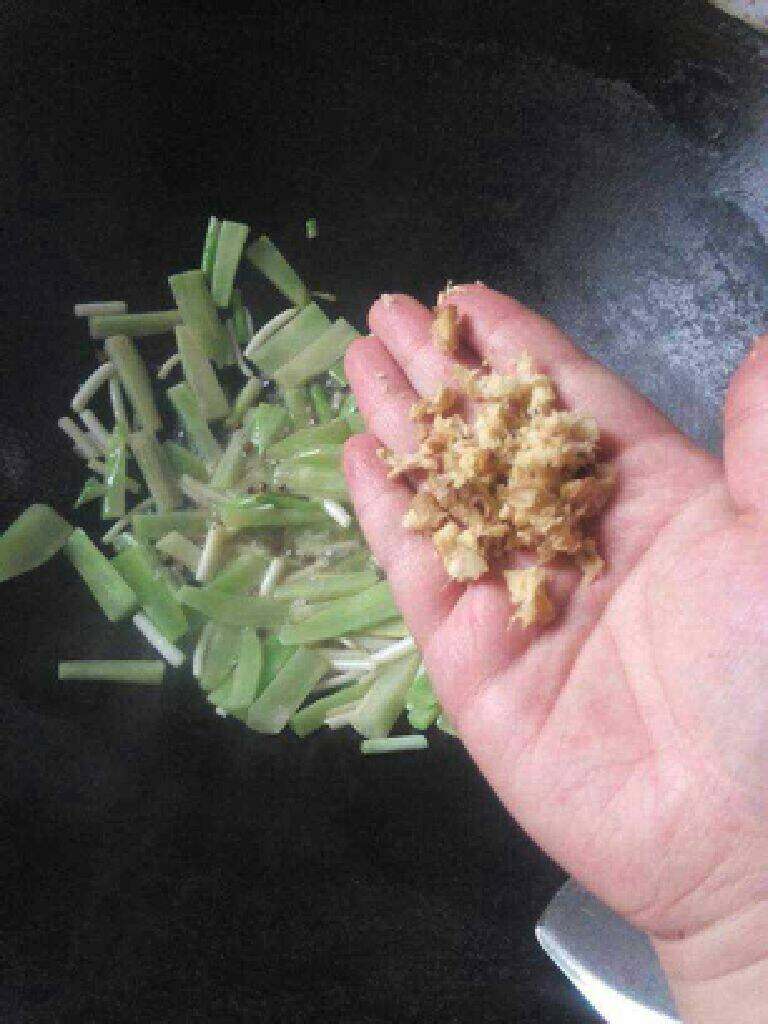 家常烩三鲜,翻炒一下加一点姜末