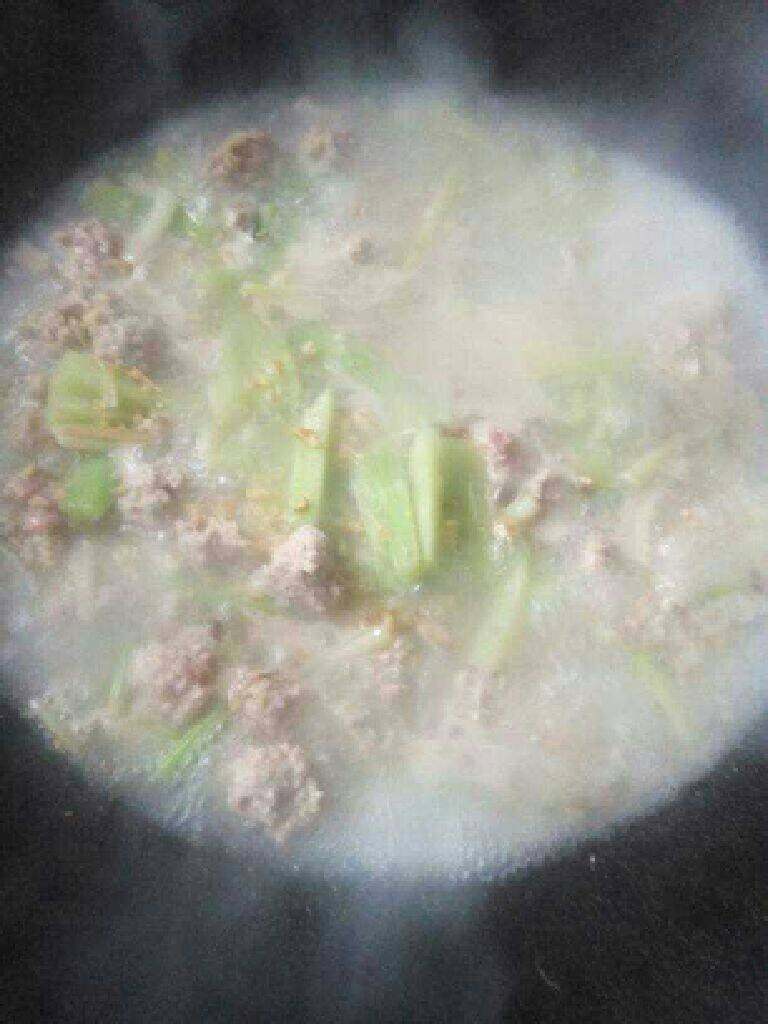家常烩三鲜,水开后放入肉丸子煮开